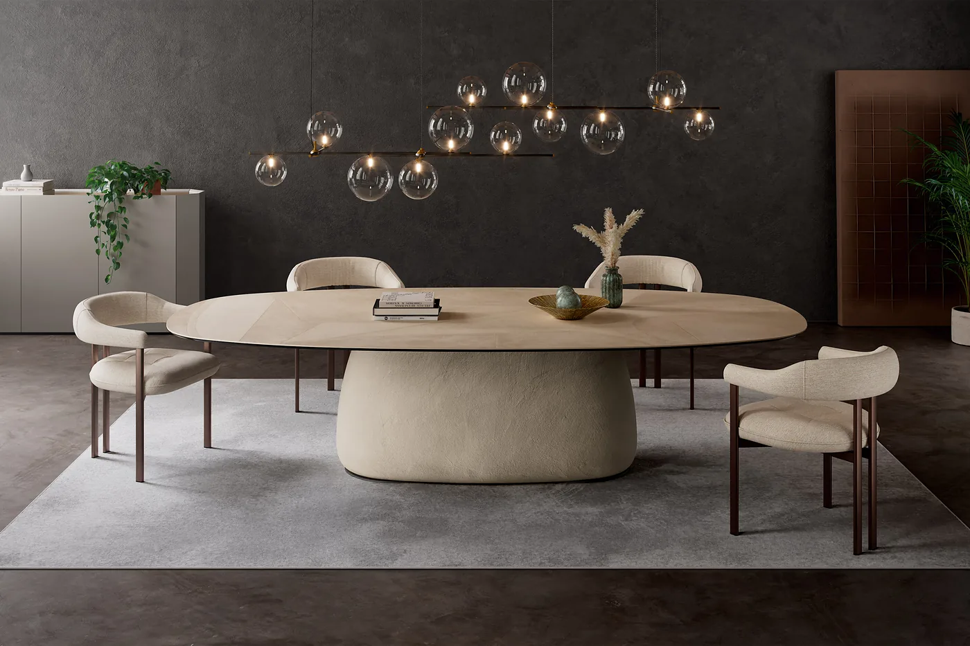 Table ovale sur pied central arrondi, chaises écrues, sous des suspensions en verre