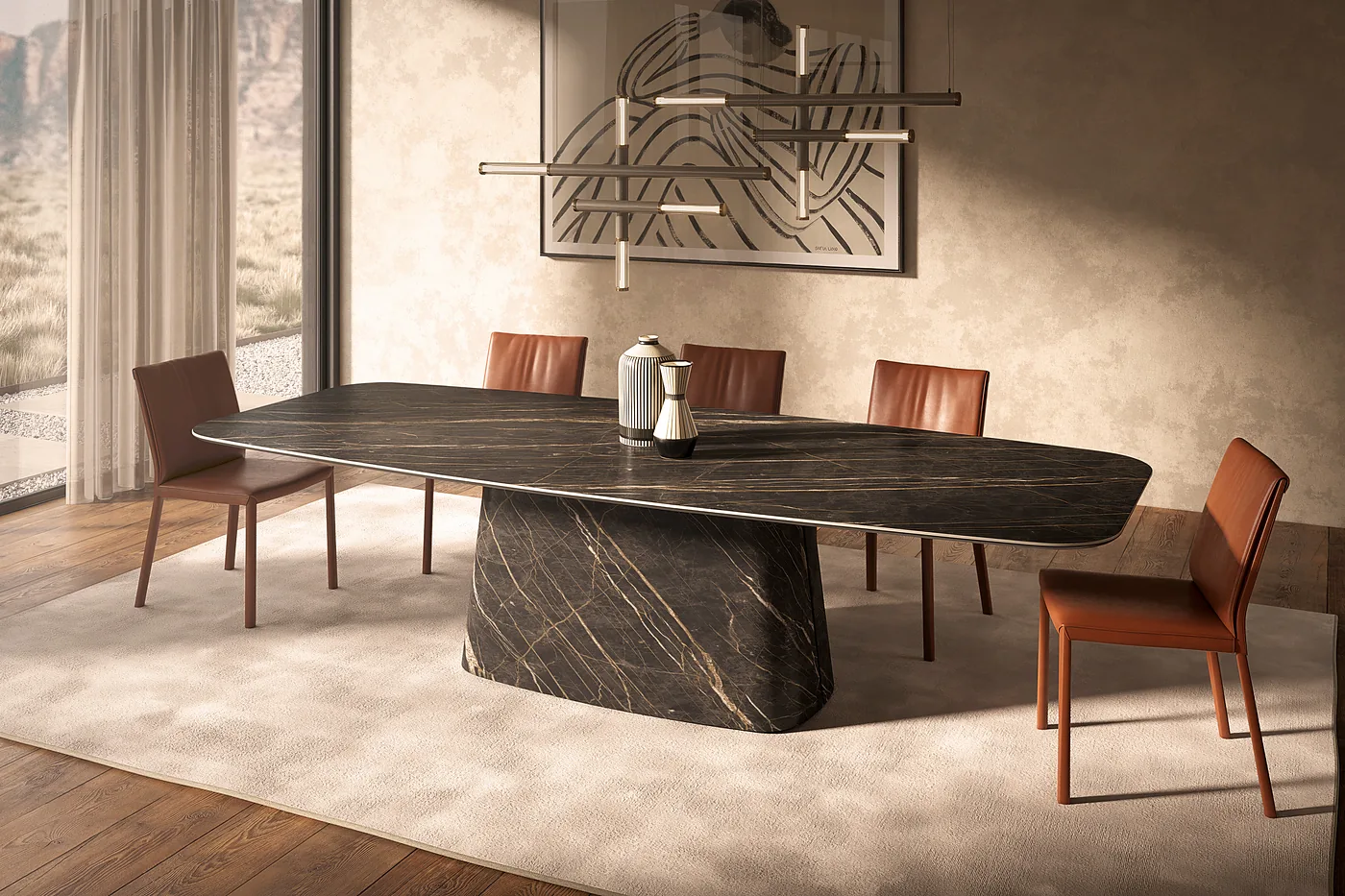 Table en céramique noire veinée sur pied central, chaises en cuir orange, lumière du soir