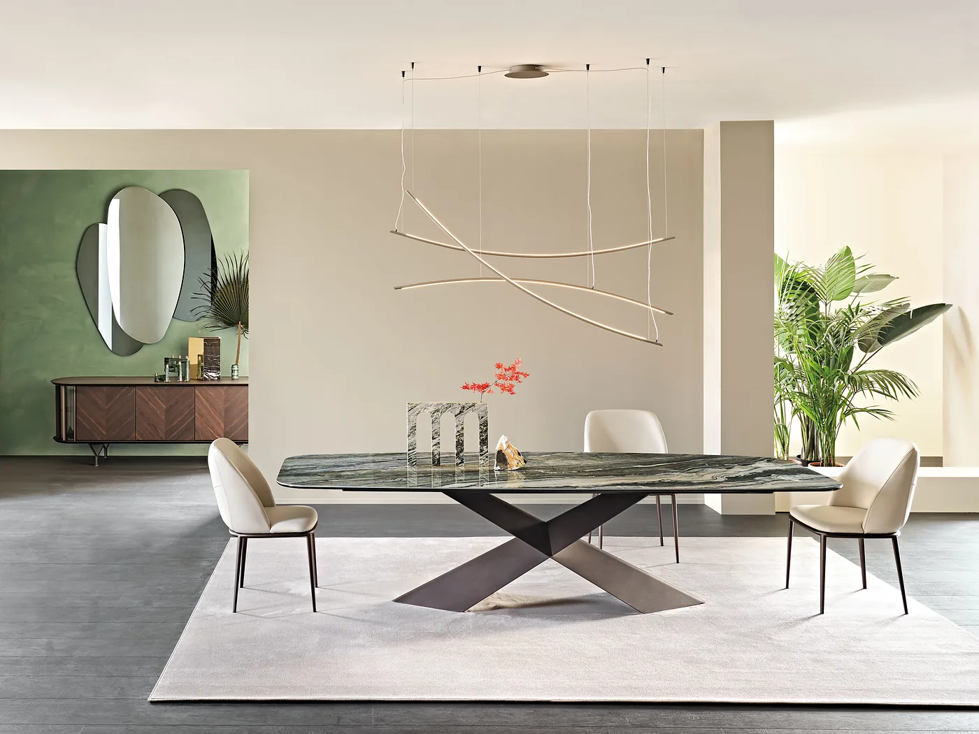 Grande table en céramique marbrée sur piètement croisé en métal, dans un séjour clair