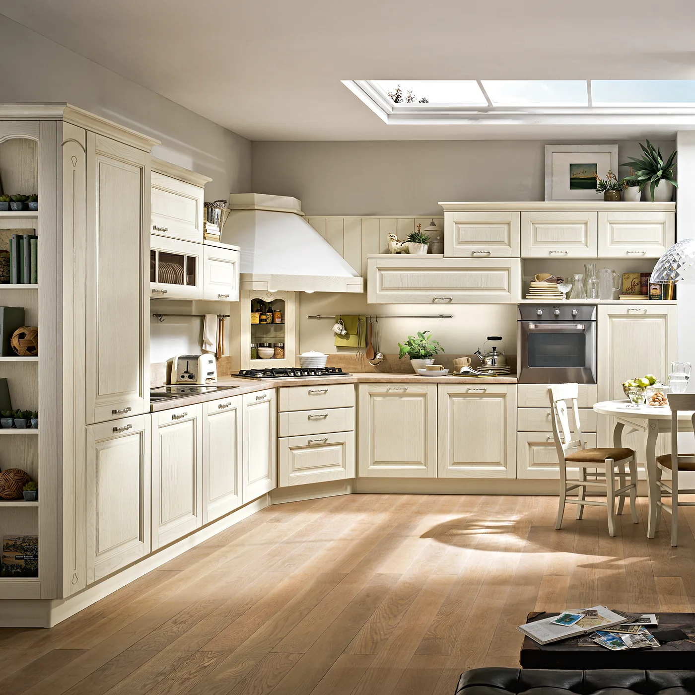 Cuisine classique crème en angle, façades à cadre, sol en bois clair