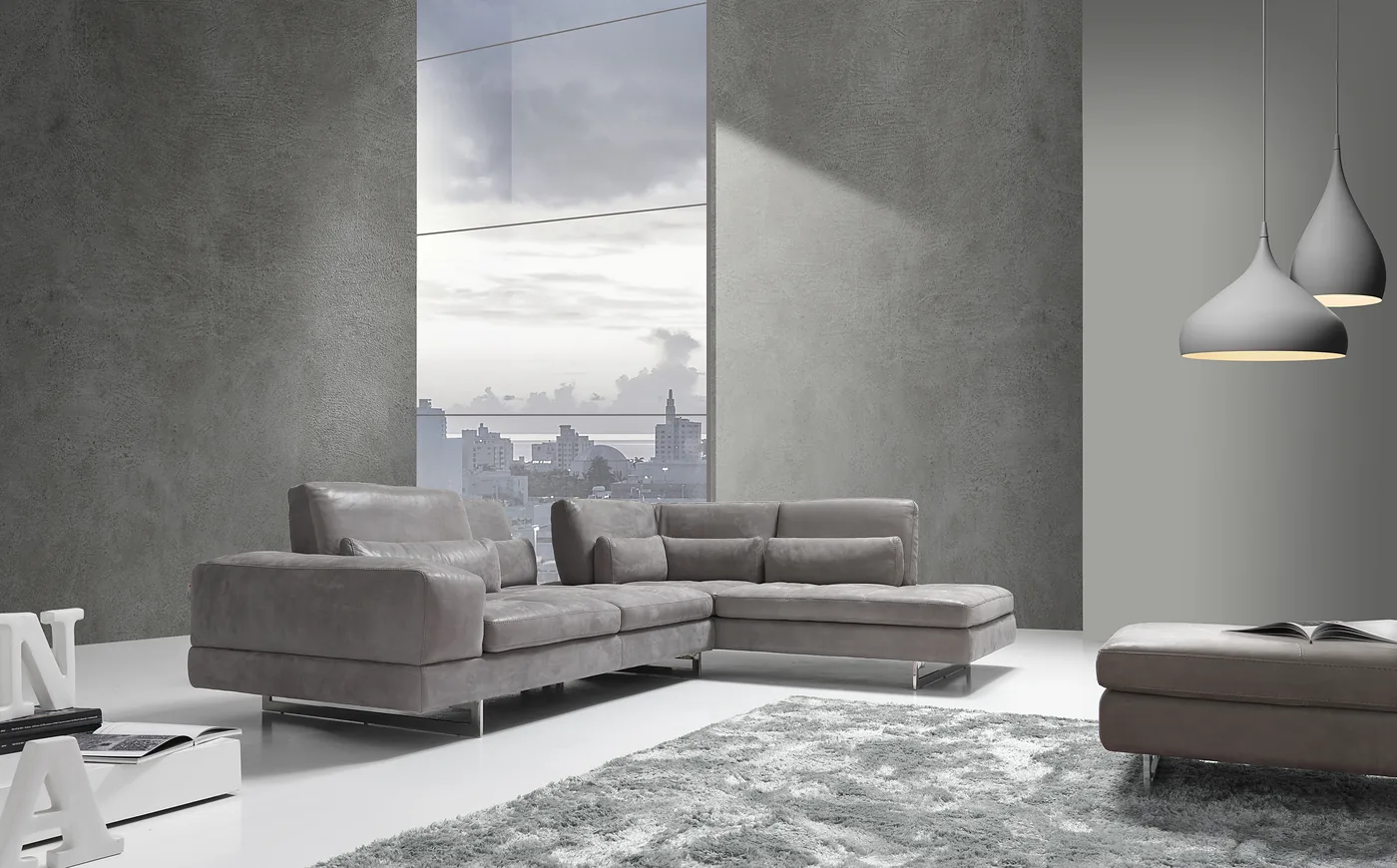 Canapé d’angle en cuir gris taupe sur piètement métal, avec son pouf