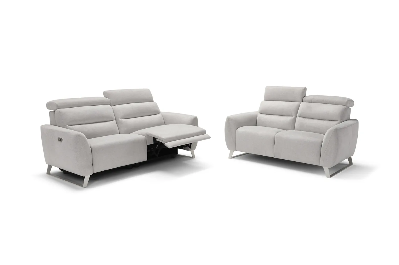 Canapés trois places et deux places en tissu gris clair, une place relax ouverte