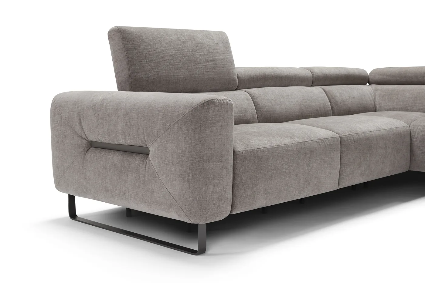 Gros plan sur l’accoudoir, l’assise et la têtière relevée d’un canapé en tissu gris