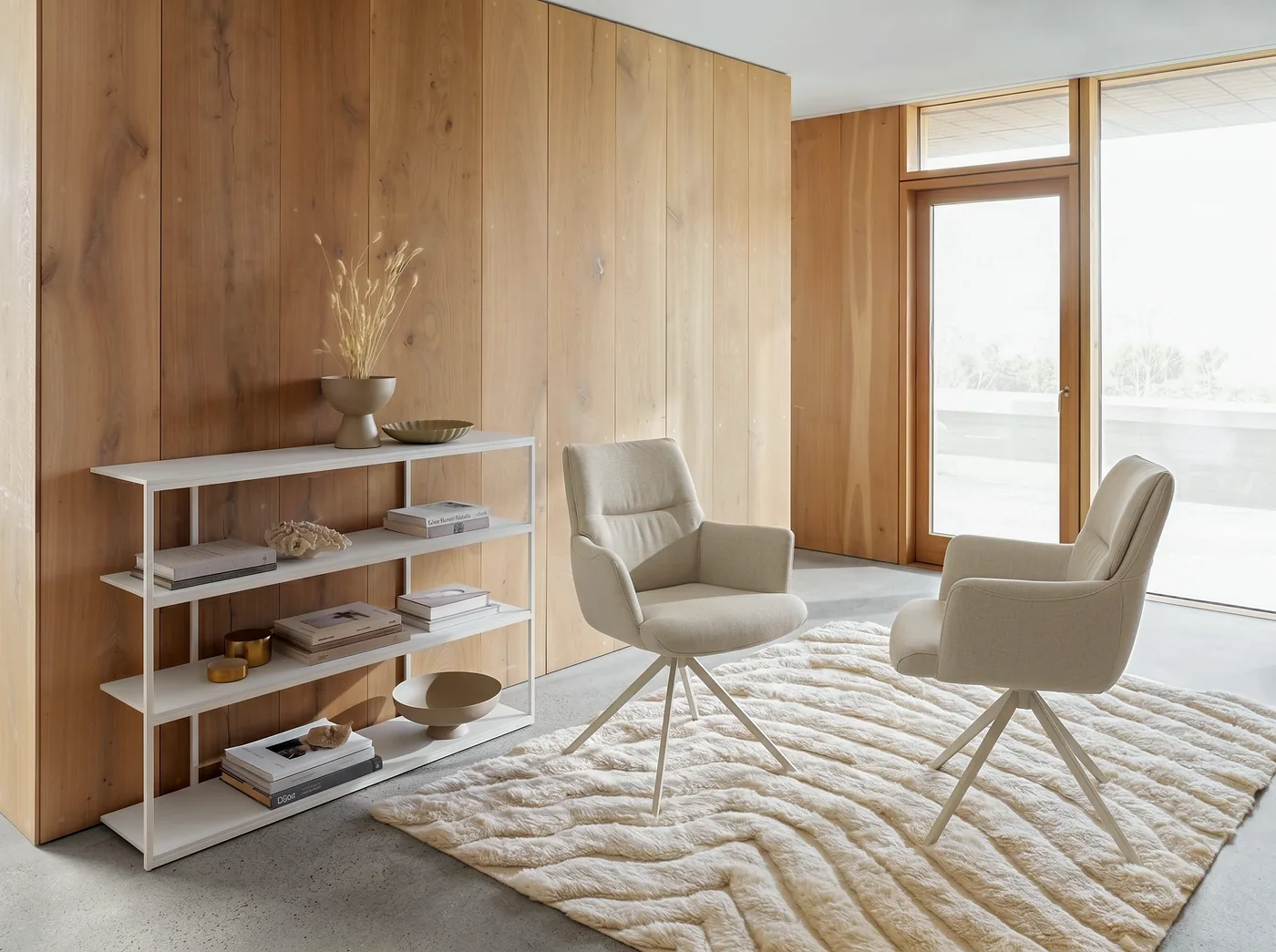 Chaise en tissu clair, dossier haut, piétement métal en étoile, devant un bureau