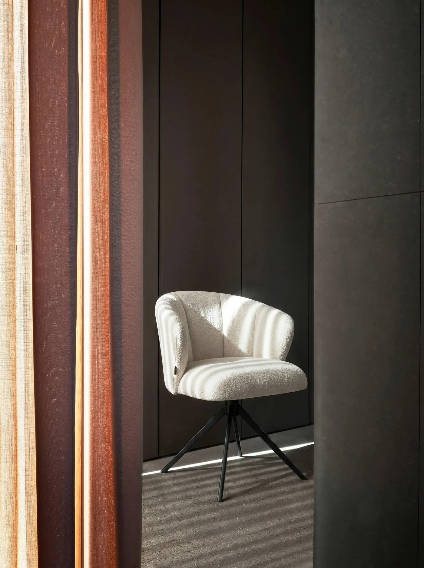 Chaise pivotante en tissu rayé crème, piétement noir en étoile