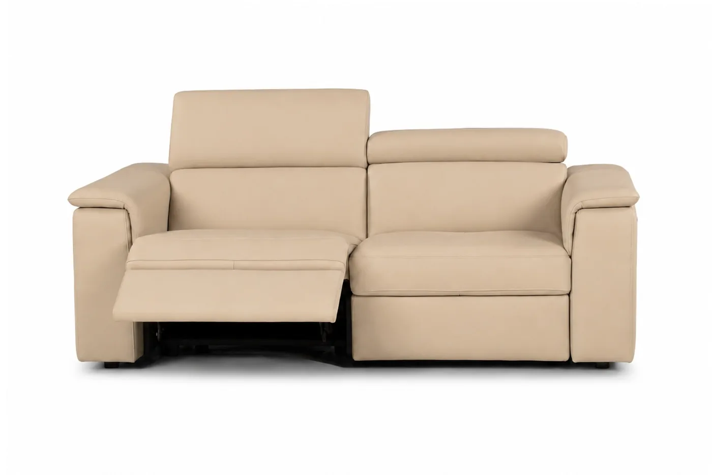Le même canapé, une place ouverte : repose-jambes sorti et appui-tête relevé, l’autre place assise